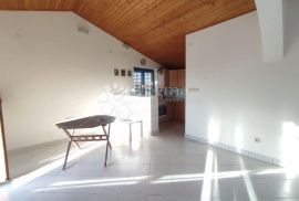 PREDIVNA APARTMANSKA KUĆA SA BAZENOM 150m OD MORA, Medulin, House