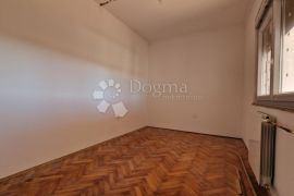 Odličan prostran stan sa velikom terasom i okućnicom! 1. kat, Pula, Appartment