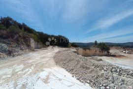 IZVRSNA POSLOVNA PRILIKA - EKSPLOATACIJSKO POLJE NA BRAČU, Nerežišća, Land