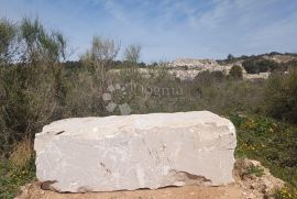 IZVRSNA POSLOVNA PRILIKA - EKSPLOATACIJSKO POLJE NA BRAČU, Nerežišća, Land