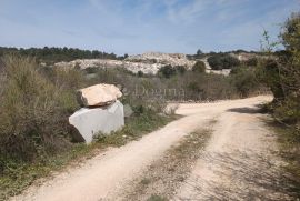 IZVRSNA POSLOVNA PRILIKA - EKSPLOATACIJSKO POLJE NA BRAČU, Nerežišća, Land