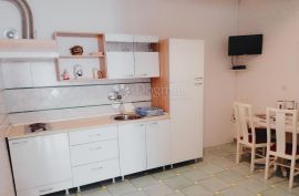 Kantrida, prizemlje etaža sa dva namještena apartmana, Rijeka, Apartamento