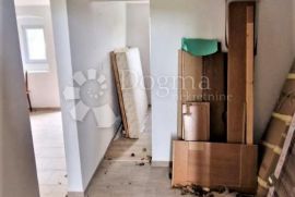 SIMPATIČAN STAN SA OKUĆNICOM, NADOMAK GRADA, Labin, Apartamento