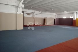 Prostran poslovni prostor 1100m2 PULA, Pula, Ticari emlak