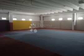 Prostran poslovni prostor 1100m2 PULA, Pula, Ticari emlak