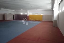 Prostran poslovni prostor 1100m2 PULA, Pula, Ticari emlak