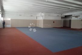 Prostran poslovni prostor 1100m2 PULA, Pula, Ticari emlak