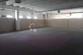 Prostran poslovni prostor 1100m2 PULA, Pula, Ticari emlak