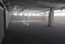 Prostran poslovni prostor 1100m2 PULA, Pula, Propriedade comercial