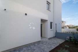 TRIBUNJ- MODERNA DVOJNA VILLA S BAZENOM S2, Vodice, Casa