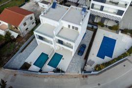 TRIBUNJ- MODERNA DVOJNA VILLA S BAZENOM S2, Vodice, Casa