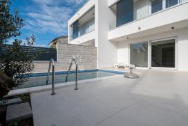 TRIBUNJ- MODERNA DVOJNA VILLA S BAZENOM S2, Vodice, Casa