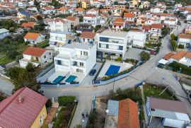 TRIBUNJ- MODERNA DVOJNA VILLA S BAZENOM S2, Vodice, Casa