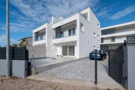 TRIBUNJ- MODERNA DVOJNA VILLA S BAZENOM S2, Vodice, Casa