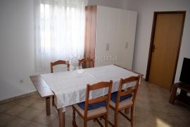 KUĆA SA 4 APARTMANA 400 m OD MORA, Vodnjan, Casa