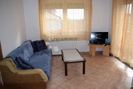 KUĆA SA 4 APARTMANA 400 m OD MORA, Vodnjan, Casa