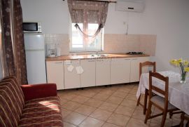 KUĆA SA 4 APARTMANA 400 m OD MORA, Vodnjan, Casa