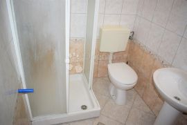 KUĆA SA 4 APARTMANA 400 m OD MORA, Vodnjan, Casa