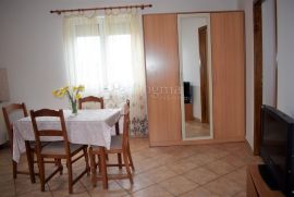 KUĆA SA 4 APARTMANA 400 m OD MORA, Vodnjan, Casa