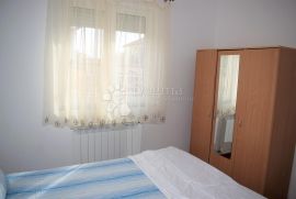 KUĆA SA 4 APARTMANA 400 m OD MORA, Vodnjan, Casa