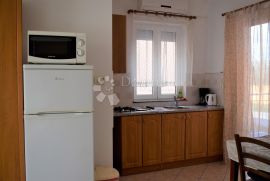 KUĆA SA 4 APARTMANA 400 m OD MORA, Vodnjan, Casa