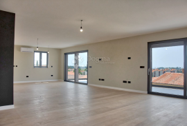 EKSLUZIVAN PENTHOUSE SA GARAŽOM I POGLEDOM NA MORE I GRAD -stan E, Poreč, Daire