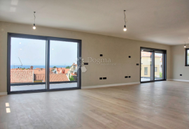 EKSLUZIVAN PENTHOUSE SA GARAŽOM I POGLEDOM NA MORE I GRAD -stan E, Poreč, Daire