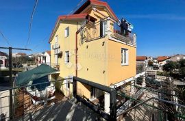 BILICE (ŠIBENIK) –APARTMANSKA KUĆA 100 M OD MORA, Šibenik - Okolica, Maison