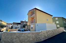 BILICE (ŠIBENIK) –APARTMANSKA KUĆA 100 M OD MORA, Šibenik - Okolica, Maison