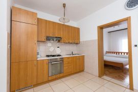 Apartmanska kuća na odličnoj poziciji - prava poslovna prilika, Okrug, Casa