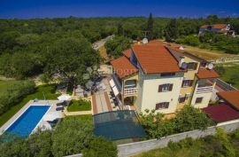 Impozantna Villa sa 6 stanova, Umag, Casa