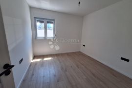 Novogradnja, apartman u prizemlju sa okućnicom, 120 m od mora, Krk, Appartment