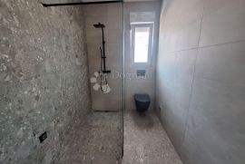 Novogradnja, apartman u prizemlju sa okućnicom, 120 m od mora, Krk, Appartment