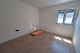 Novogradnja, apartman u prizemlju sa okućnicom, 120 m od mora, Krk, Appartment