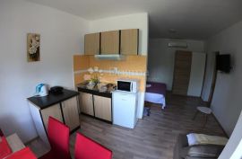 Kuća sa 3 apartmana + dvosobni stan, Nin, House