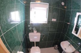 Kuća sa 3 apartmana + dvosobni stan, Nin, House