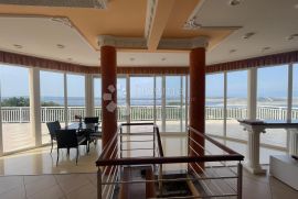 Villa 700m2 sa bazenom i teniskim terenom, Crikvenica, Ev