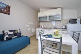 TRIBUNJ APARTMANSKA VILA NA SAMOJ PLAŽI, Vodice, بيت