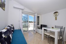 TRIBUNJ APARTMANSKA VILA NA SAMOJ PLAŽI, Vodice, بيت