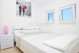 TRIBUNJ APARTMANSKA VILA NA SAMOJ PLAŽI, Vodice, بيت