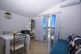 TRIBUNJ APARTMANSKA VILA NA SAMOJ PLAŽI, Vodice, بيت