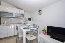 TRIBUNJ APARTMANSKA VILA NA SAMOJ PLAŽI, Vodice, بيت