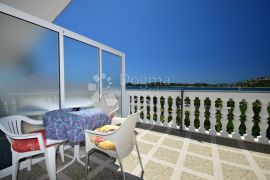 TRIBUNJ APARTMANSKA VILA NA SAMOJ PLAŽI, Vodice, بيت