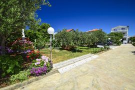 TRIBUNJ APARTMANSKA VILA NA SAMOJ PLAŽI, Vodice, بيت