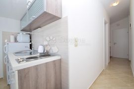 TRIBUNJ APARTMANSKA VILA NA SAMOJ PLAŽI, Vodice, بيت