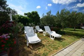 TRIBUNJ APARTMANSKA VILA NA SAMOJ PLAŽI, Vodice, بيت