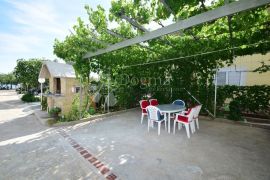 TRIBUNJ APARTMANSKA VILA NA SAMOJ PLAŽI, Vodice, بيت