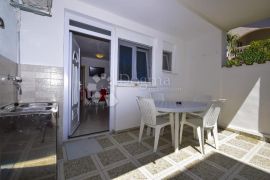 TRIBUNJ APARTMANSKA VILA NA SAMOJ PLAŽI, Vodice, بيت