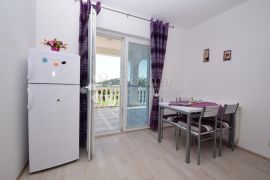 TRIBUNJ APARTMANSKA VILA NA SAMOJ PLAŽI, Vodice, بيت