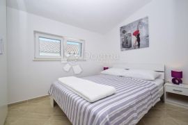 TRIBUNJ APARTMANSKA VILA NA SAMOJ PLAŽI, Vodice, بيت